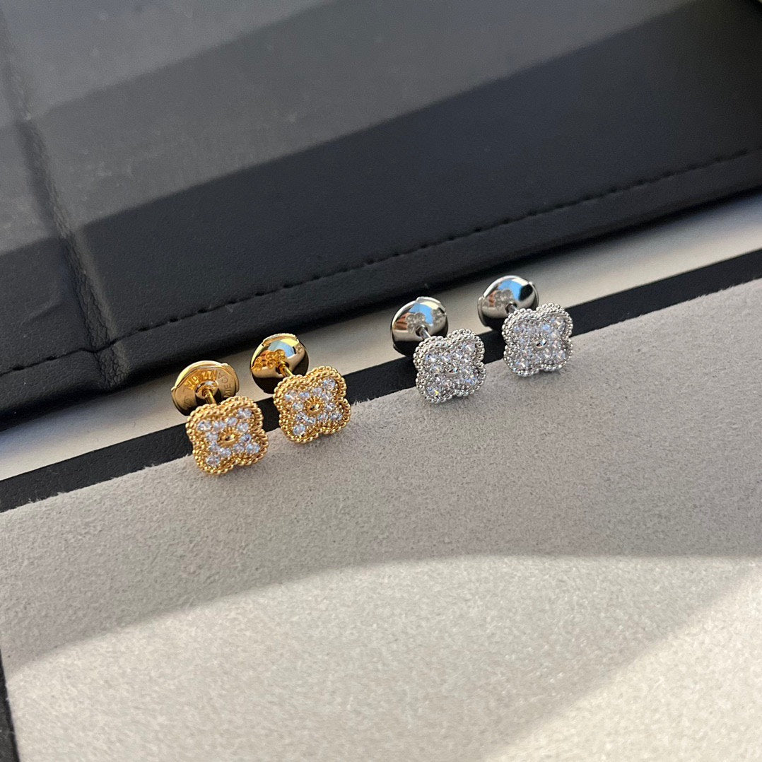 [Psychic Jewelrys]CLOVER MINI DIAMOND STUD EARRINGS