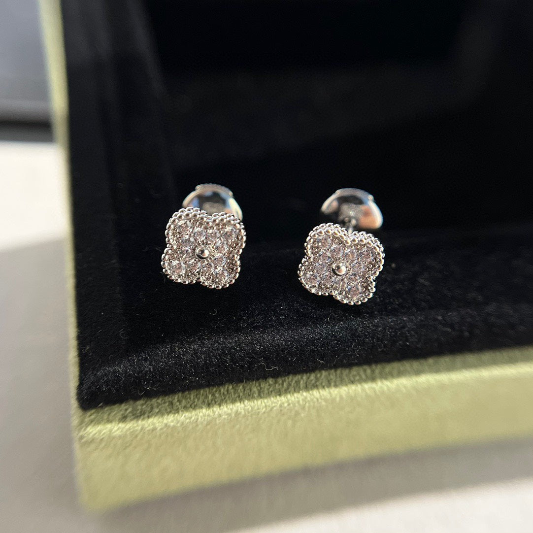 [Psychic Jewelrys]CLOVER MINI DIAMOND STUD EARRINGS