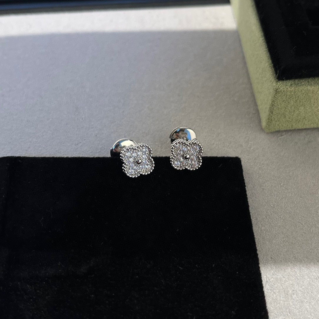 [Psychic Jewelrys]CLOVER MINI DIAMOND STUD EARRINGS