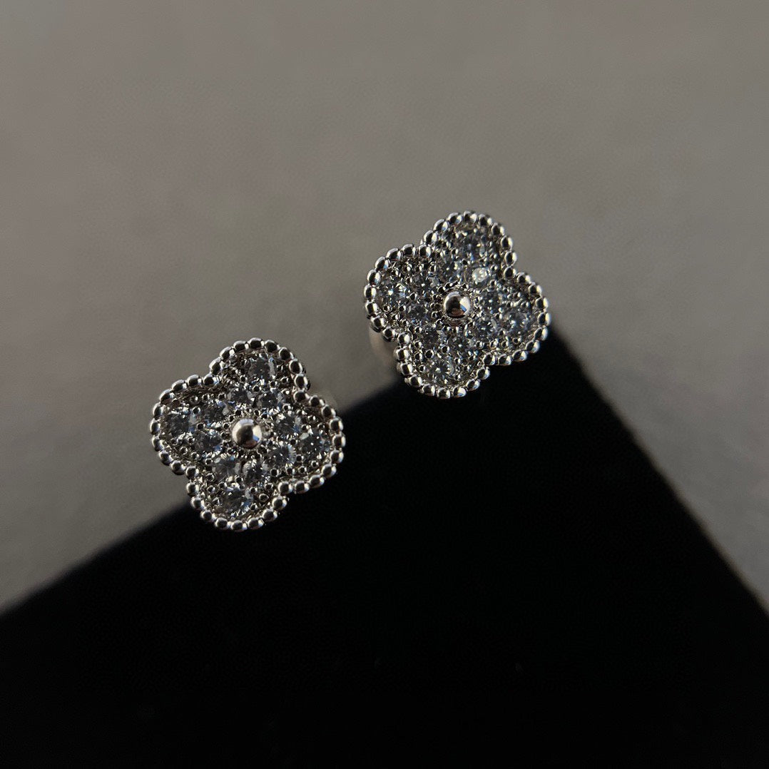 [Psychic Jewelrys]CLOVER MINI DIAMOND STUD EARRINGS