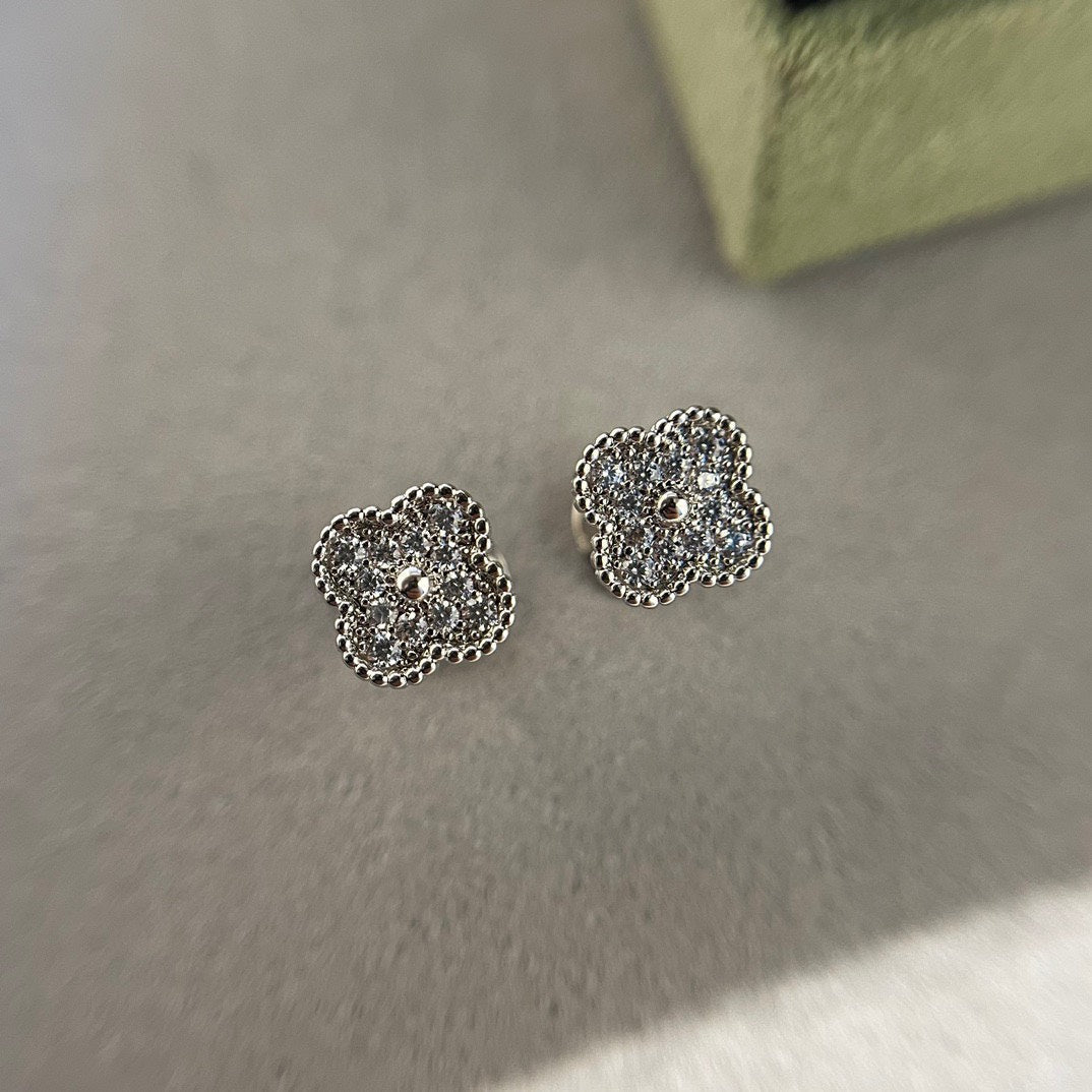 [Psychic Jewelrys]CLOVER MINI DIAMOND STUD EARRINGS