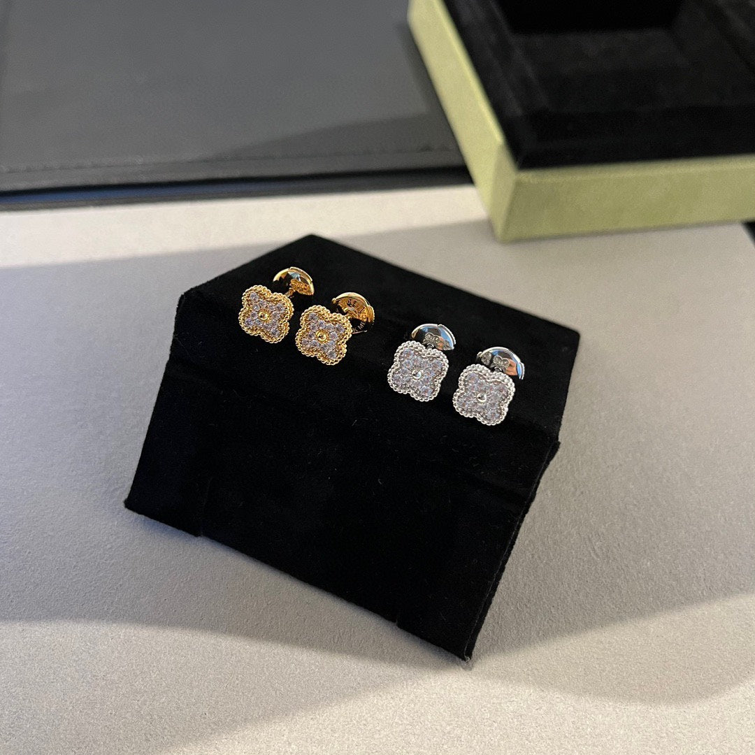 [Psychic Jewelrys]CLOVER MINI DIAMOND STUD EARRINGS