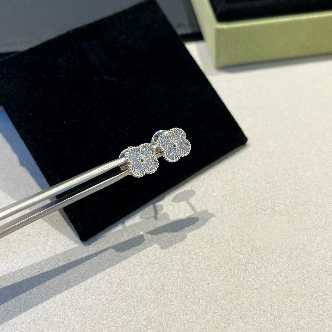 [Psychic Jewelrys]CLOVER MINI DIAMOND STUD EARRINGS